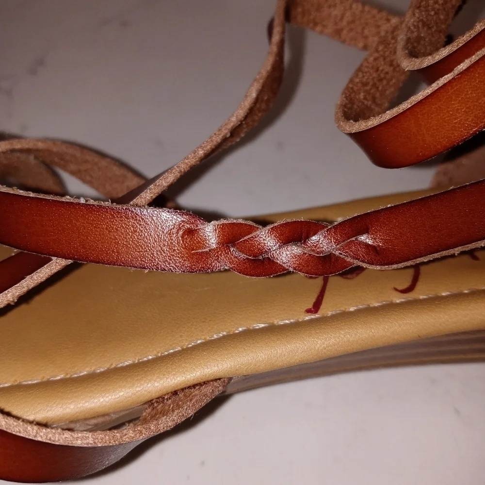 Blowfish Malibu thong leather Sandals with buckle and zip up heel youth 4.5
